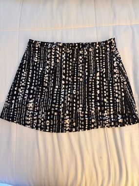 Coolibar Black and White Workout Mini Skirt Abstract Dot-and-Stripe Print size M